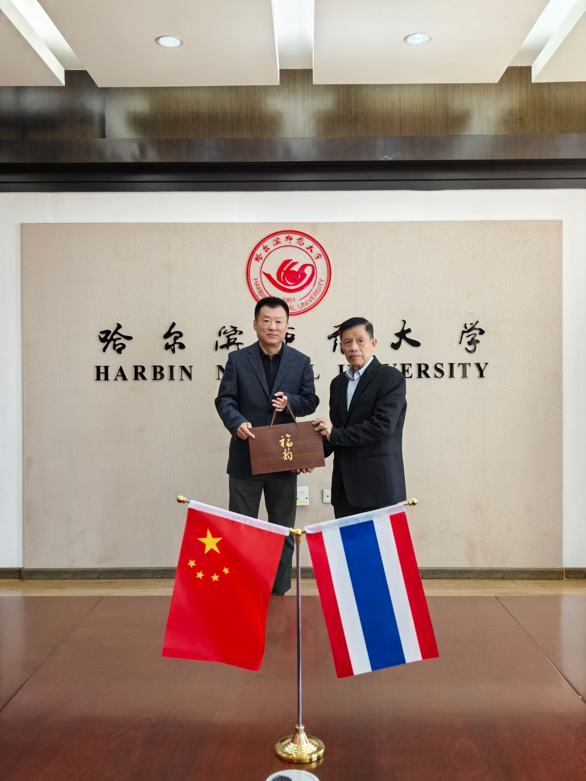 李岗向泰国东部华文民校主席、泰国北榄培华学校校董会主席张进亮赠送纪念品.jpg